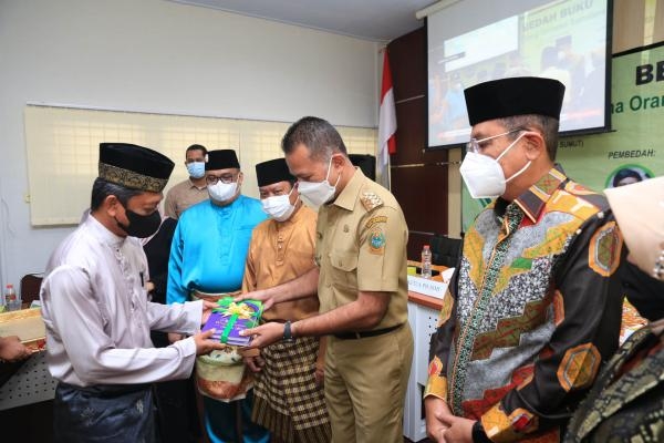 Buku 'Pesona Orang Ternama' Diharap Musa Rajekshah Jadi Sumber Edukasi Generasi Penerus